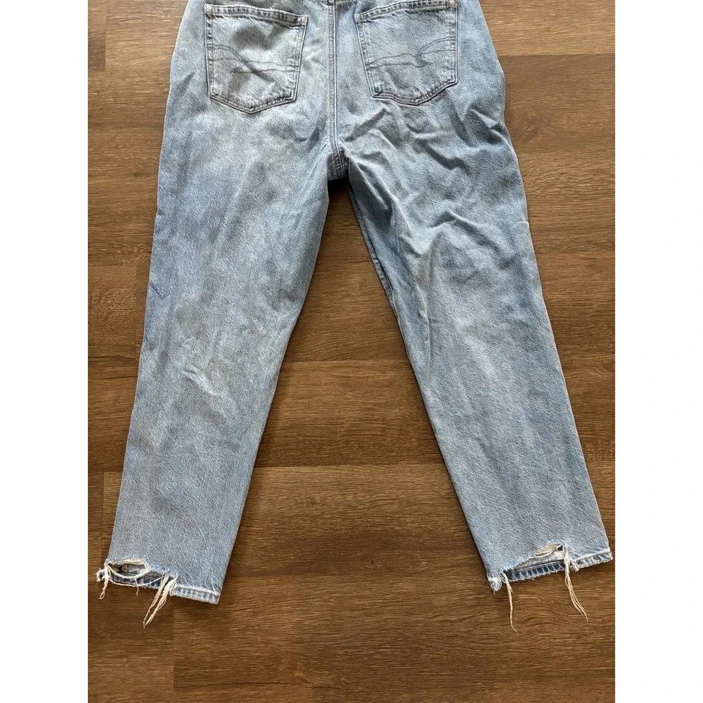 American Eagle Women's Mom‎ Jeans Distressed Size 8 Light Wash Denim